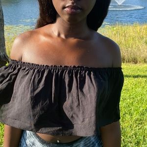 BLACK RUFFLE CROP TOP